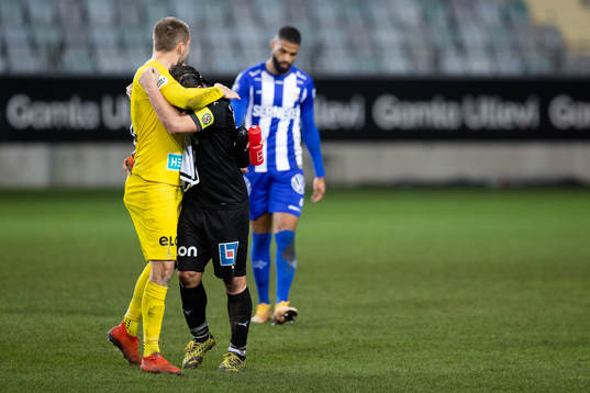 Örebros målvakt Oscar Jansson och Nordin Gerzic jublar