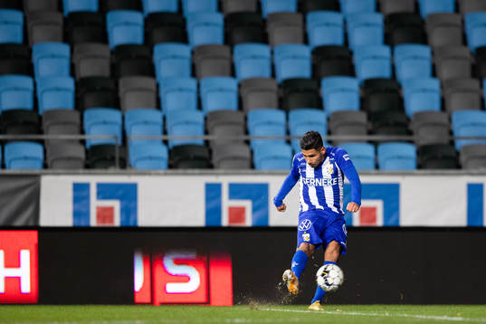IFK Göteborg Hosam Aiesh slår ett inlägg framför tomma