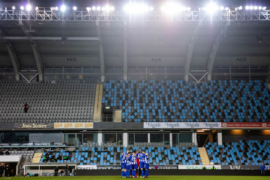 IFK Göteborg samlade framför tomma läktare innan