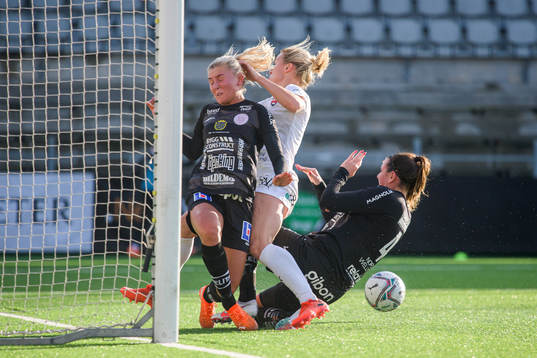 Uppsalas Ida Strömblad och Sofia From försvarar mot