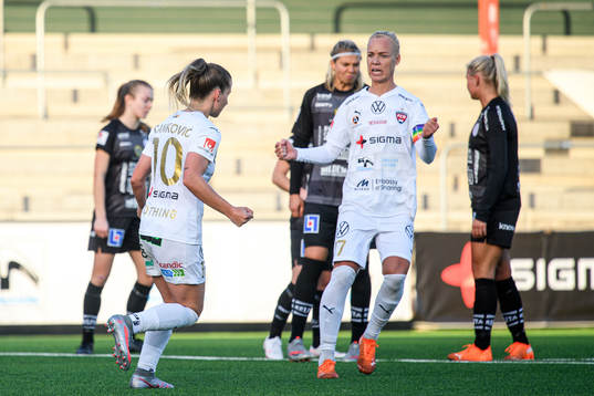 Rosengårds Jelena Cankovic och Caroline Seger jublar