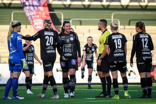 Uppsalas spelare reagerar på domaren