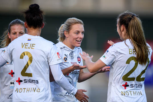 Rosengårds Mimmi Larsson jublar med Fiona Brown
