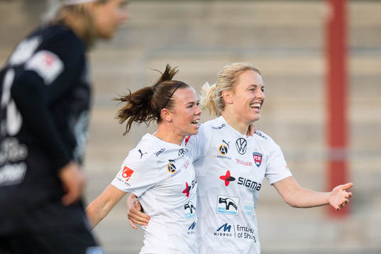 Rosengårds Mimmi Larsson jublar med Jessica Samuelsson