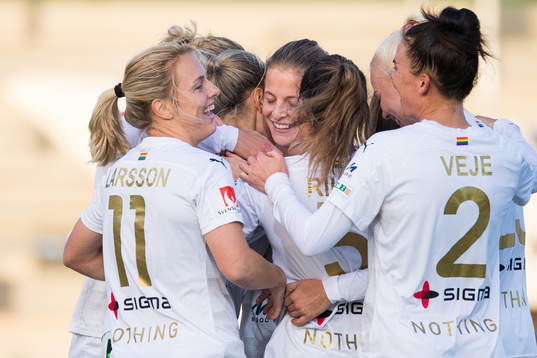 Rosengårds Mimmi Larsson och Anna Anvegård jublar med