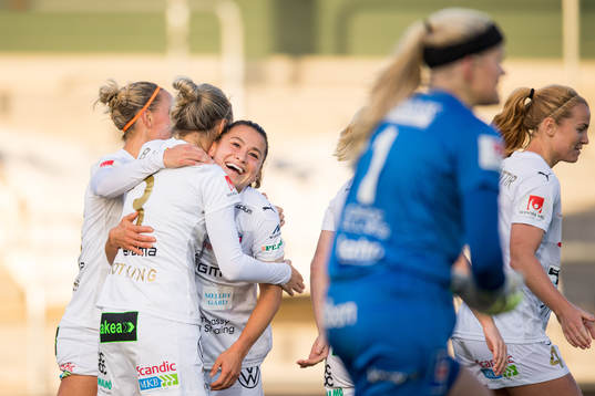 Rosengårds Nathalie Björn jublar med Alexandra Lowe Riley