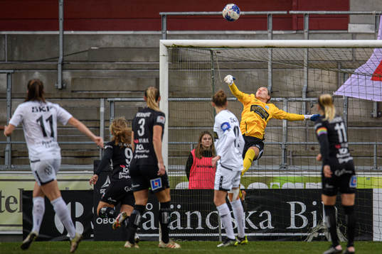 Göteborgs målvakt Jennifer Falk  med en räddning