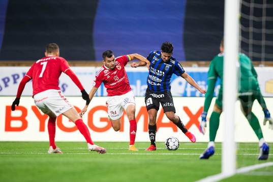 Kalmars Emin Nouri i kamp om bollen med Sirius Stefano