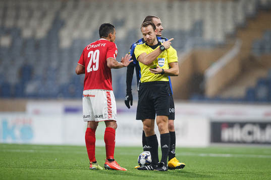 Kalmars Romario Pereira Sipiao blir utvisad av domare