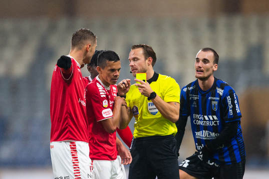 Kalmars Romario Pereira Sipiao i diskussion med domare