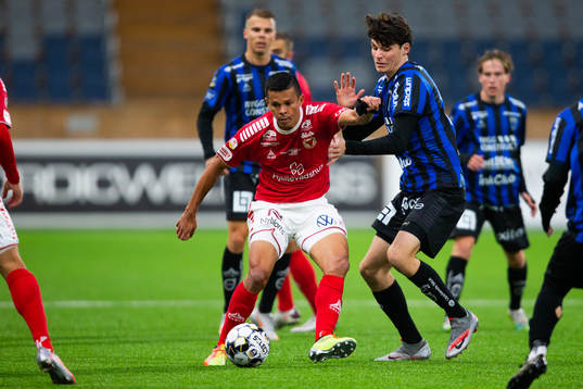 Kalmars Romario Pereira Sipiao och Sirius Jamie Roche