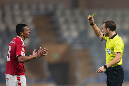 Kalmars Romario Pereira Sipiao får sitt andra gula kort av