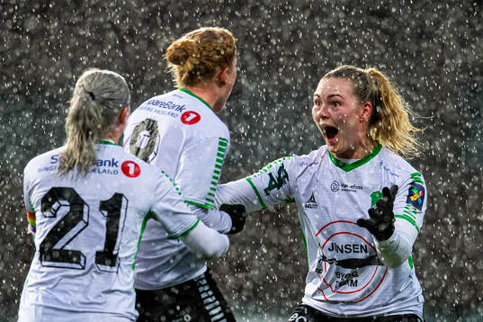 Guro Næss Berge of Hønefoss celebrates with teammates