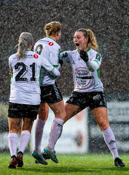 Guro Næss Berge of Hønefoss celebrates with teammates