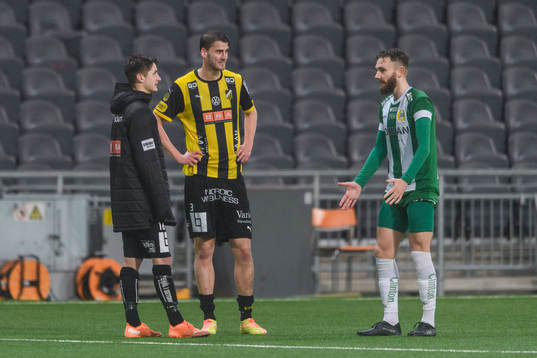 Hammarbys Simon Sandberg i samtal med Häckens Leo