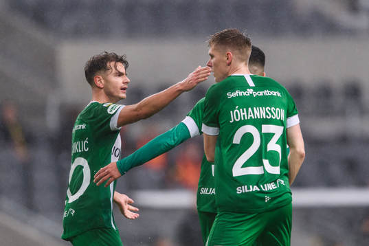 Hammarbys Alexander Kacaniklic jublar med Aron Johansson