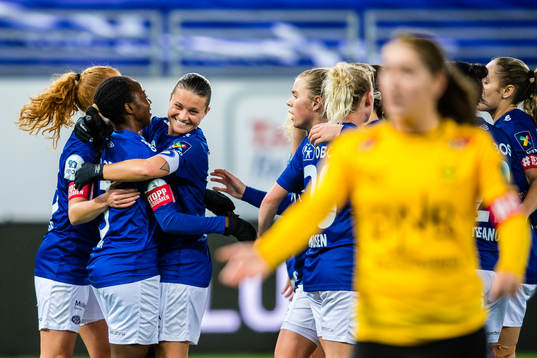 Ajara Nchout Njoya of Vålerenga celebrates with Sherida