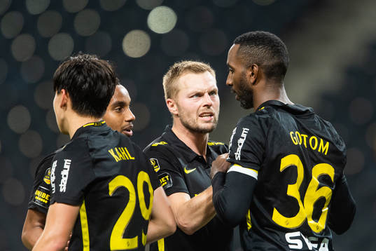 s Sebastian Larsson jublar med målskytten till 1-0 Henok