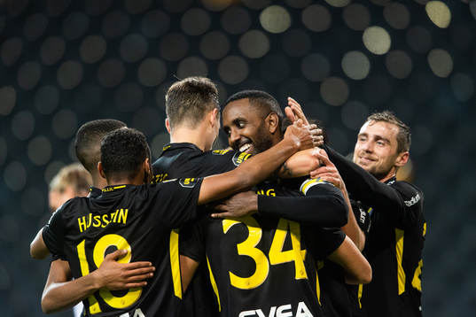 s Henok Goitom jublar med lagkamrater