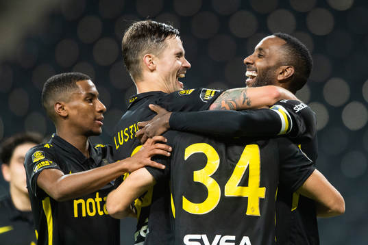 s Mikael Lustig jublar med målskytten till 1-0 Henok Goitom