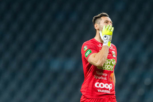 Varbergs målvakt Stojan Lukic deppar
