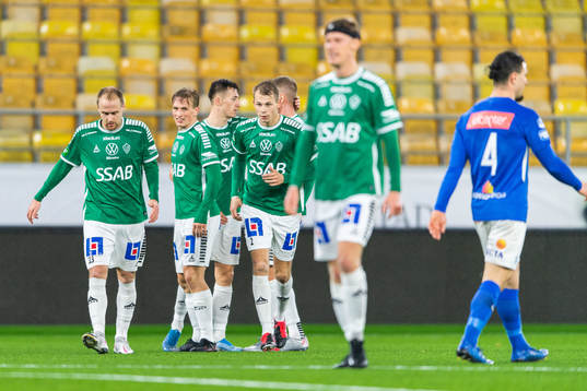 Brages Leonard Pllana jublar med lagkamrater