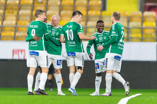 Brages Kristian Andersen (mitten) jublar med lagkamrater