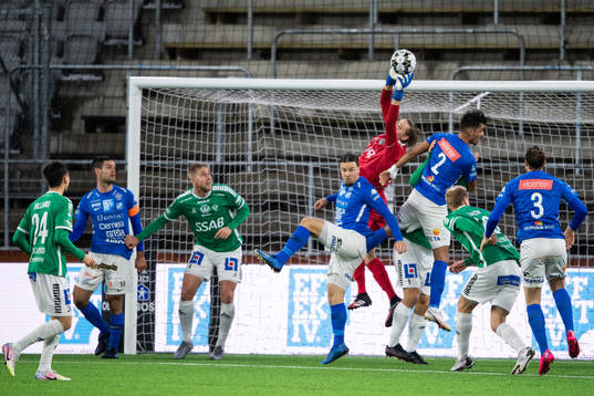 Brages målvakt Adrian Engdahl tar ner ett inlägg