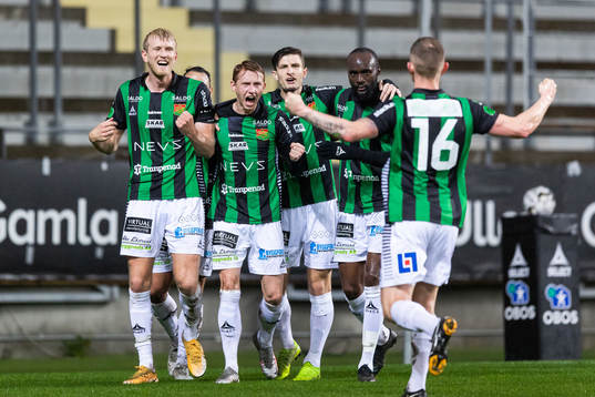 GAIS Julius Lindberg jublar med lagkamrater