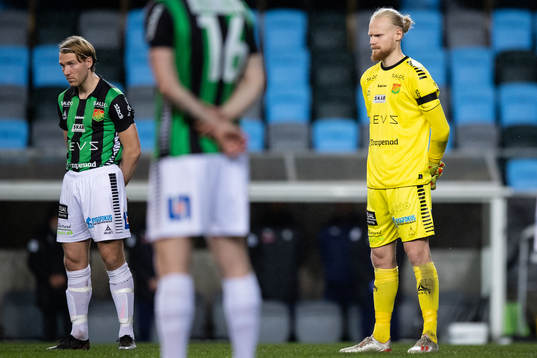 GAIS August Wängberg och målvakt Mathias Karlsson