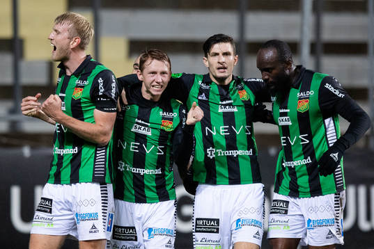 GAIS Julius Lindberg jublar med lagkamrater