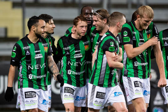 GAIS Julius Lindberg jublar med lagkamrater