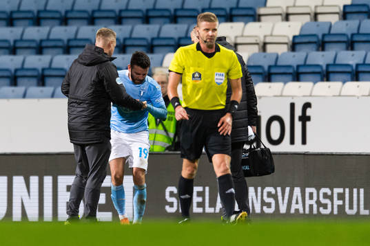 Malmö FF Erdal Rakip har ont och får hjälp