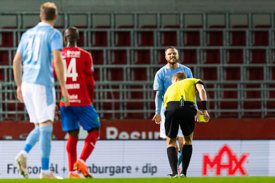 Malmö FF Lasse Ladegaard Nielsen får gult kort