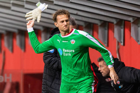 Helsingborgs målvakt Anders Lindegaard reagerar när han