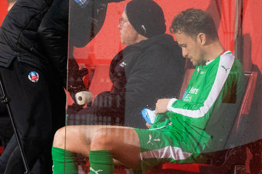 Helsingborgs målvakt Anders Lindegaard behandlar sin
