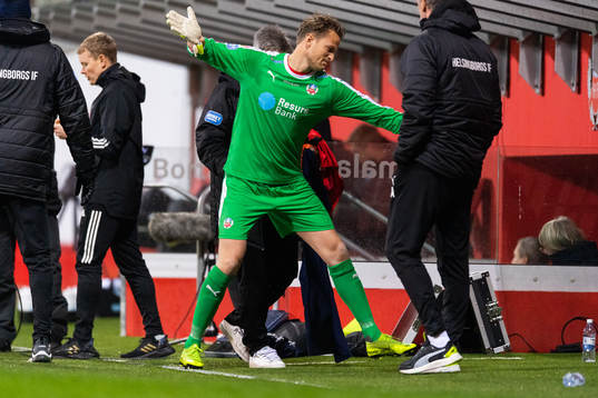 Helsingborgs målvakt Anders Lindegaard reagerar när han