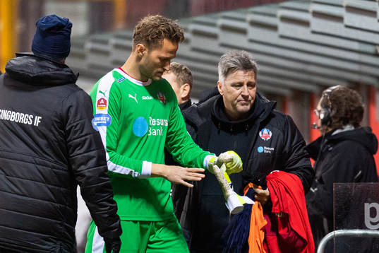 Helsingborgs målvakt Anders Lindegaard reagerar när han
