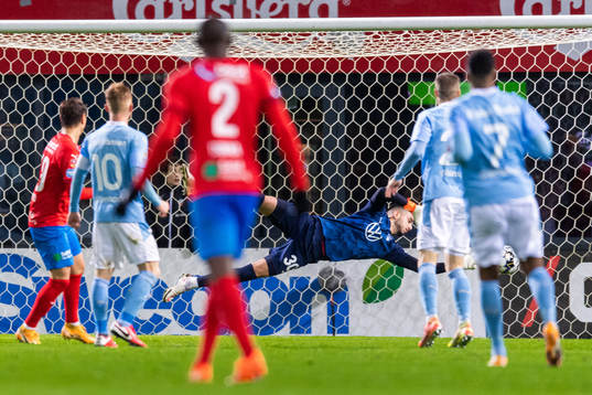 Malmö FFs målcakt Marko Johansson räddar ett skott från