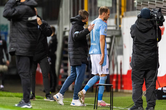 Malmö FFs Ola Toivonen klappas om av tränare Jon Dahl