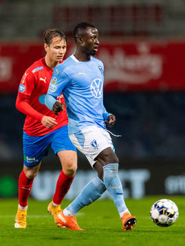 Helsingborgs Alex Timossi och Malmö FFs Bonke Innocent