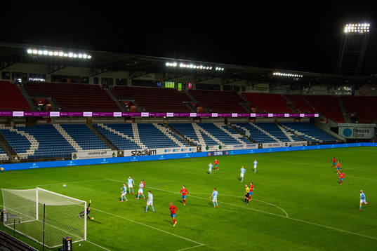 Helsingborgs Alex Timossi med en målchans mot Malmö FFs