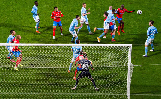 Helsingborgs Ravy Tsouka Dozi oroar framför Malmö FFs