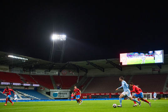 Malmö FFs Adi Nalic och Helsingborgs Joseph Ceesay på ett