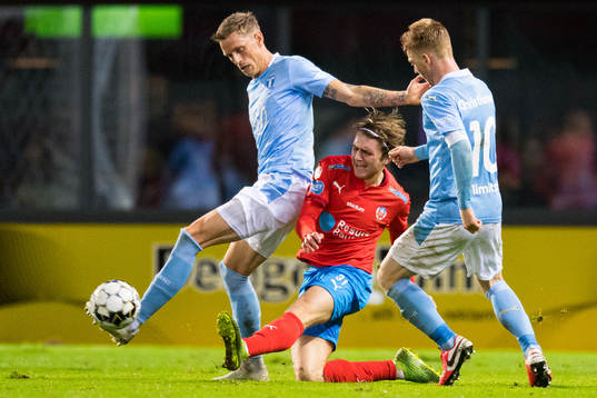 Helsingborgs Ludvig Carlius mot Malmö FFs Sören Rieks och