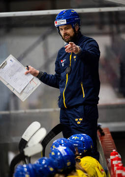 under en träning med Sveriges damlandslag i ishockey