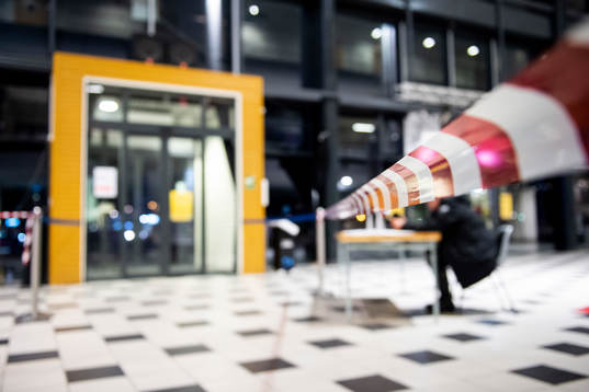 Avspärrningsband för att skilja publiken åt i