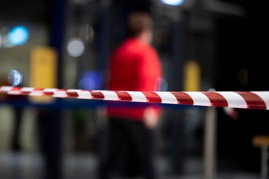 Avspärrningsband för att skilja publiken åt
