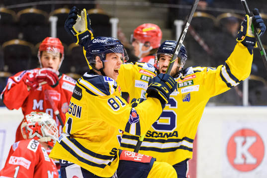 Södertäljes Emil Aronsson jublar med Jacob Dahlström