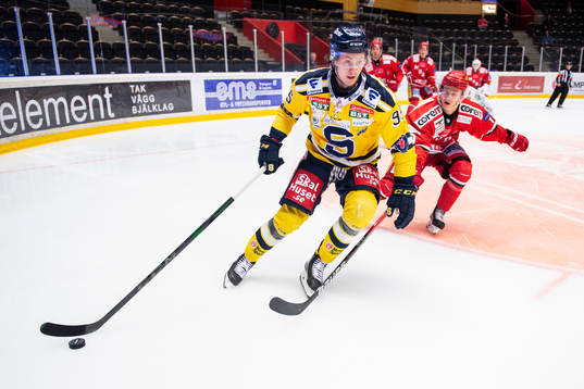Södertäljes Nick Olesen och Modos Aleksi Heponiemi
